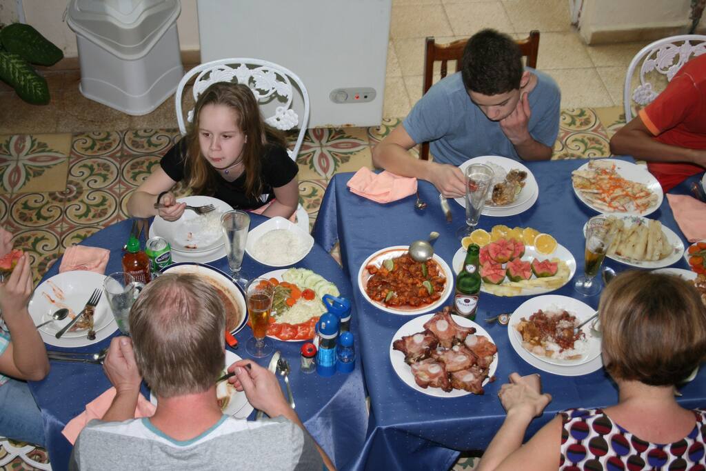 Cena en la casa.