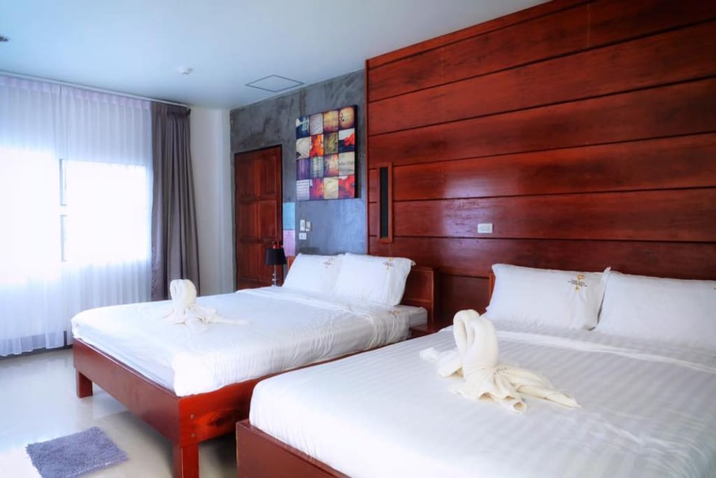 Deluxe room for 4 persons, 1 king bed and 1 queen bed with private bathroom