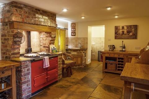 SLEEPS 12, 6 BEDROOMS, 3 ENSUITE, VILLAGE LOCATION