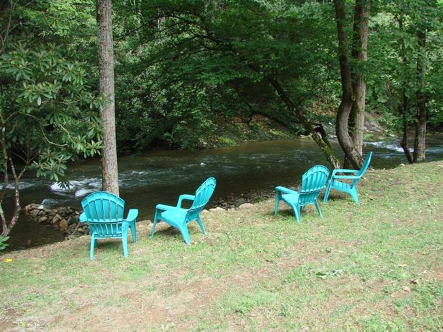 Sitting area on Creek!