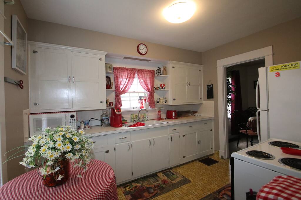 Freshly painted retro kitchen... equipped... and greets you with a cold bottle of water in the frig!