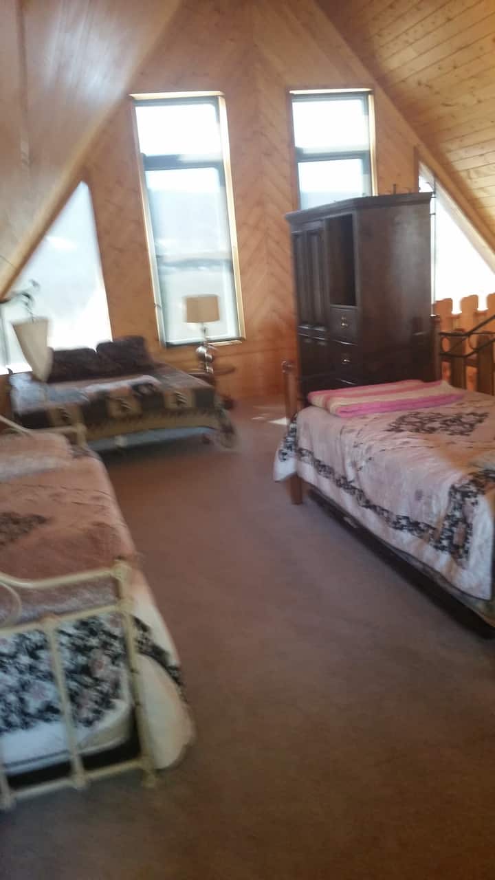 Поткровје со 4 близнаци, 2 кралици на кауч за спиење, трпезарија и телевизор за филмови.