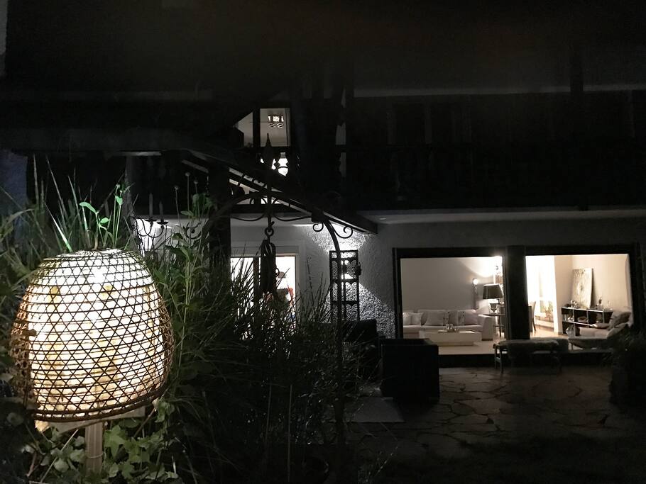 Außenansicht / Nacht