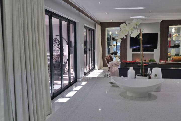 Exquisite Family Cape Villa Pool and Fire Pitt gallery image 3