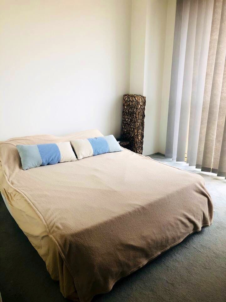 Chambre avec grand espace de rangement 