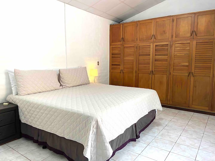 سرير بحجم كبير في غرفة رئيسية.