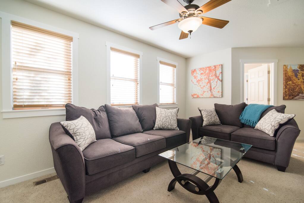 Living Room with great daytime lighting.