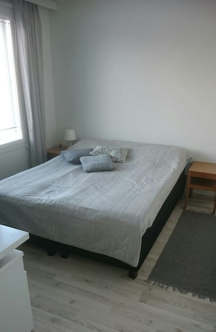 Makuuhuoneesta löytyy 160cm leveä parisänky, työpöytä sekä vaatekaapit.