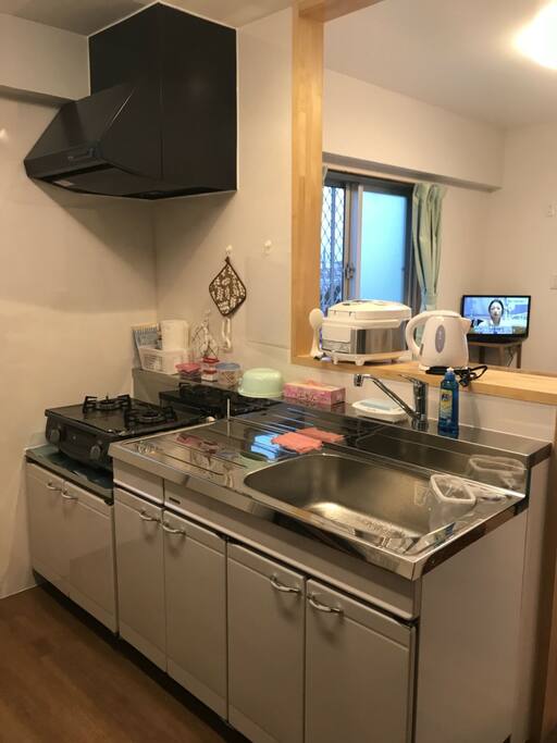 キッチン、コンロ、炊飯器、ポット、
調味料