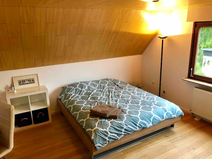 חדר 1 - חדר גדול עם מיטה בגודל 1.8x2 מ'; כאן יש טלוויזיה ושולחן אוכל עם מקום לארבעה אנשים /

חדר 1 - עם מיטה גדולה (1,8 מ' על 2 מ'), בחדר זה יש טלוויזיה ושולחן אוכל לארבעה אנשים 