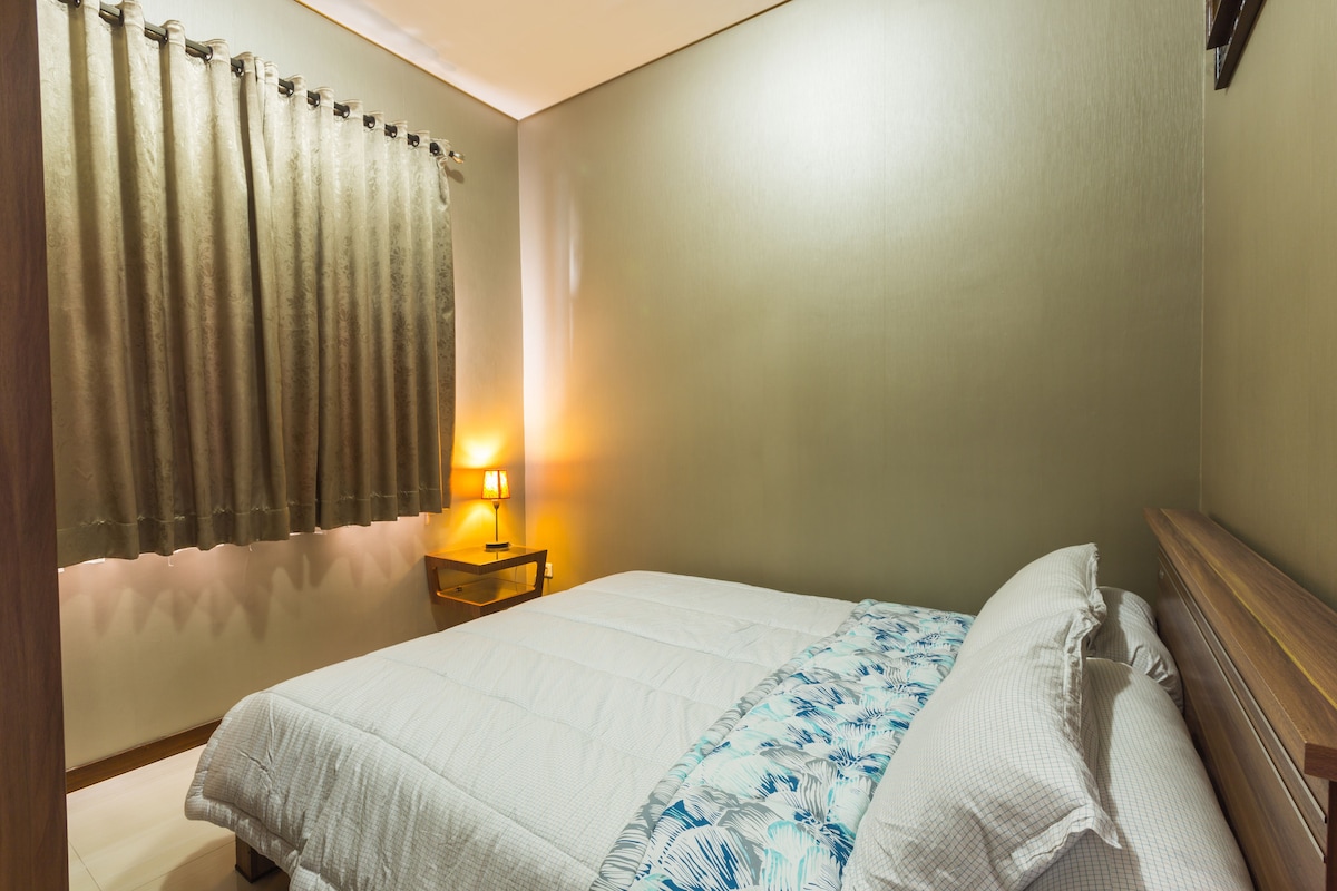 ห้องพักที่ 3 บนชั้น 1 พร้อมเตียงควีนไซส์พร้อมเครื่องปรับอากาศ 