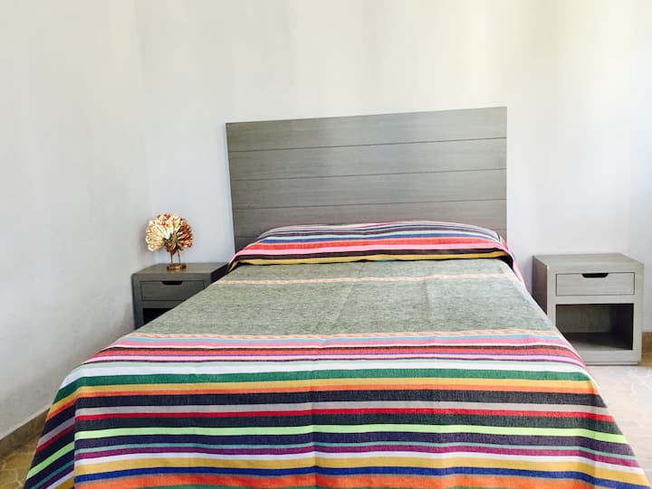 Prostor za najviše 4 osobe. (1 sofa)