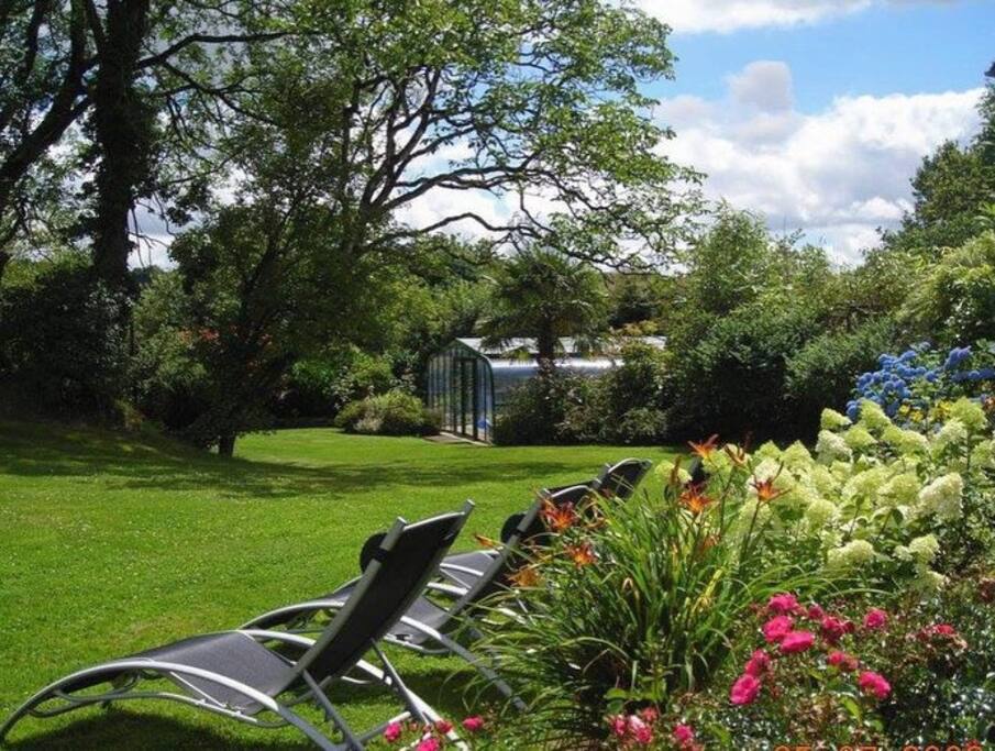 Traditional Breton House with the swimming pool, Jakuzzi and a wonderful garden.