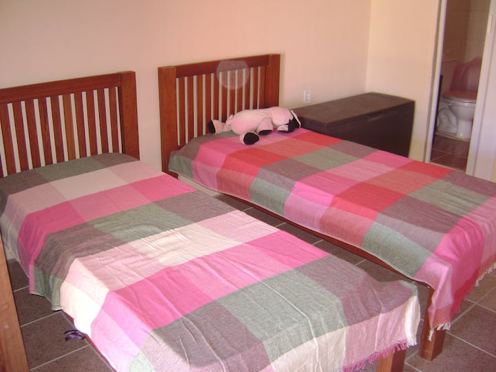 ห้องสวีทบนเดี่ยวพร้อมเตียงสองเตียงและพื้นที่เปลญวน มีบาวไว้เก็บของ