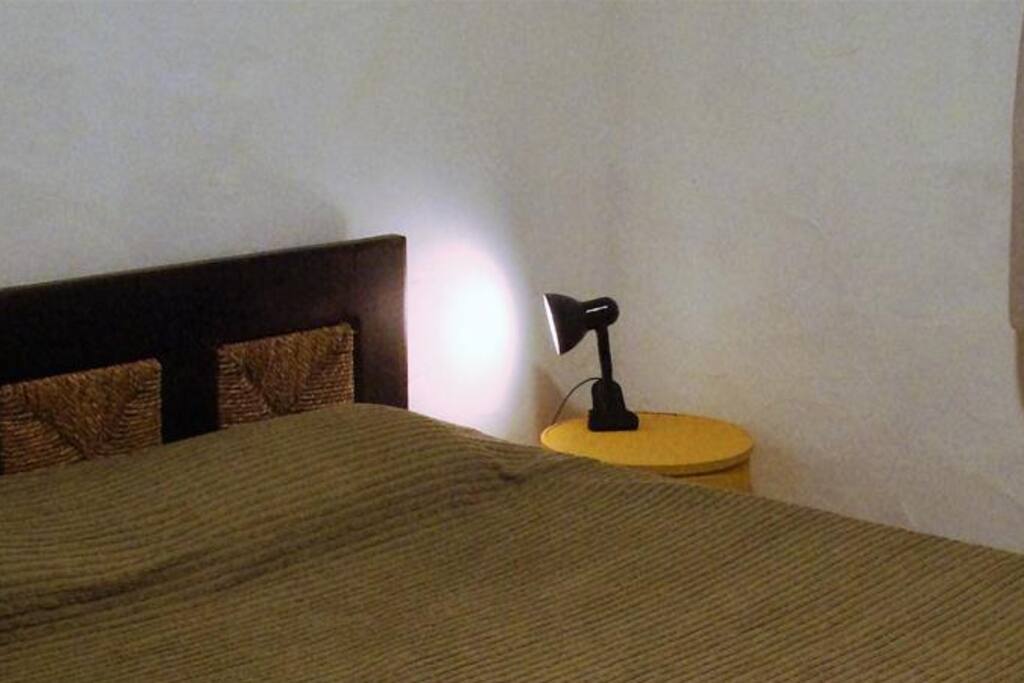 dormitorio con cama queen