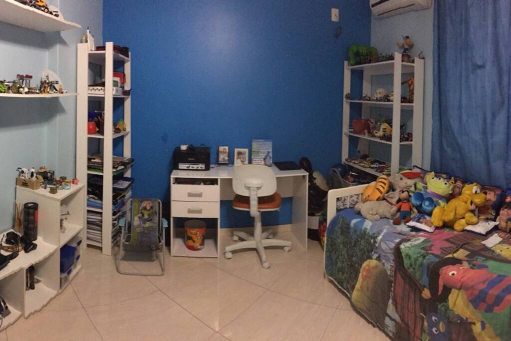 Quarto com TV, bicama e ar condicionado