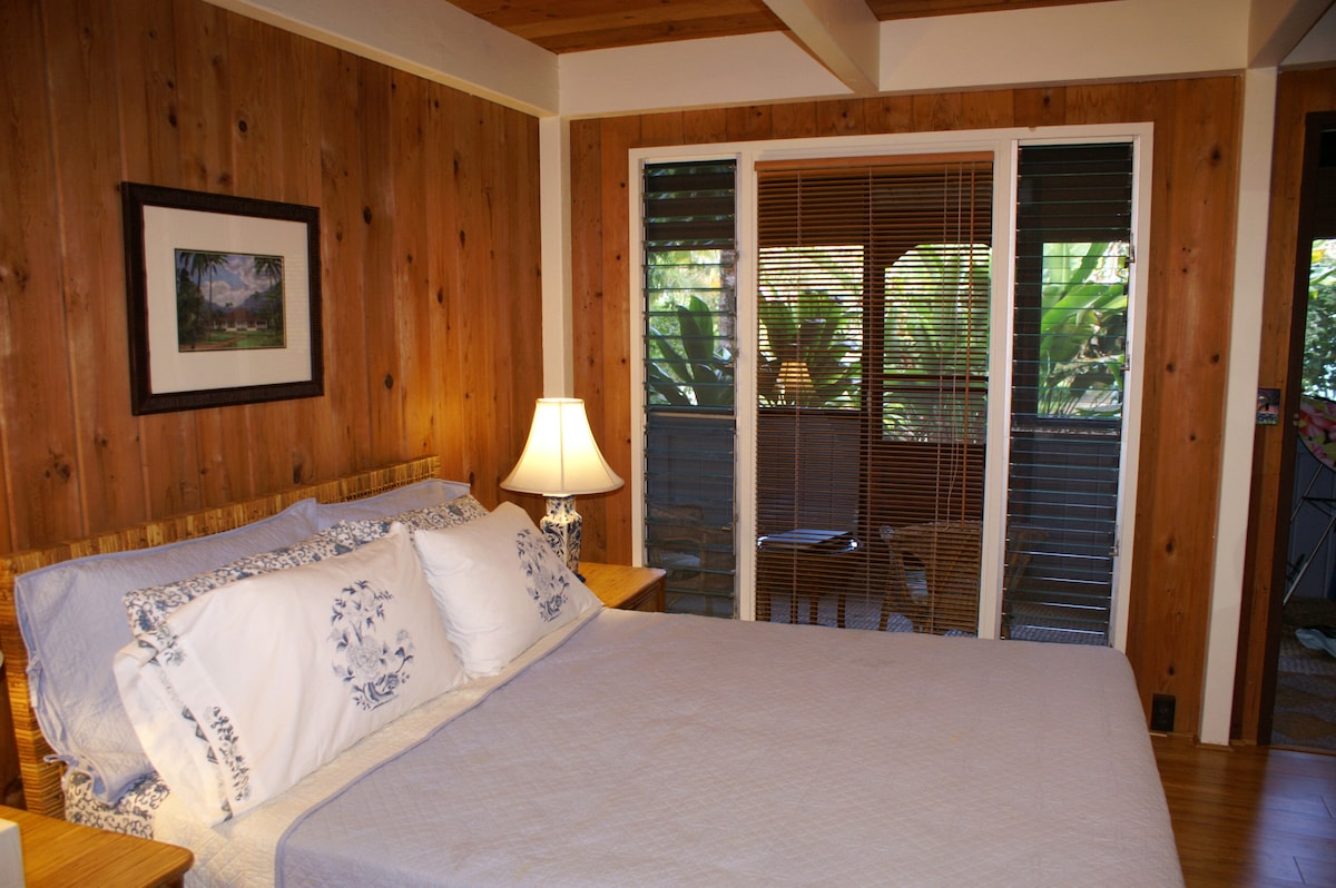 Ова е средната спална соба на долниот кат.  Има брачен кревет (широк 150-179 см) и сопствена врата кон ланаи.  Тоа е единствената соба во куќата која нема висок сводест таван, бидејќи се наоѓа под спалната соба на поткровјето на горниот кат.  