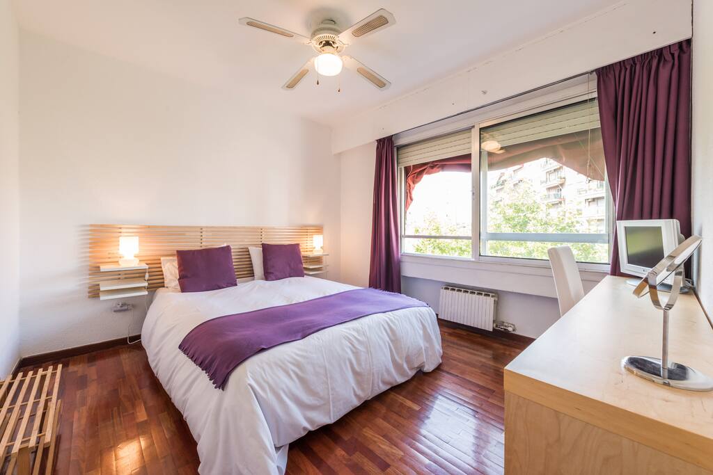 Este es tu dormitorio
Es muy tranquilo , puedes ver los arboles de la plaza desde la ventana