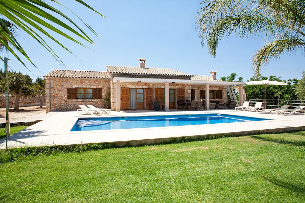 Jardin,piscina
fachada de la casa