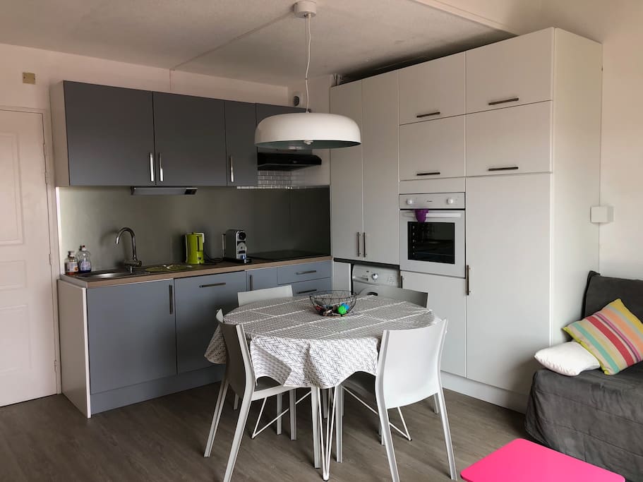 Cuisine équipée (four, lave-vaisselle intégré, lave-linge, réfrigérateur avec partie congélateur intégré et petits-electro-ménagers).