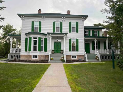 Scenic River Views/Screened Porch/Restful Getaway