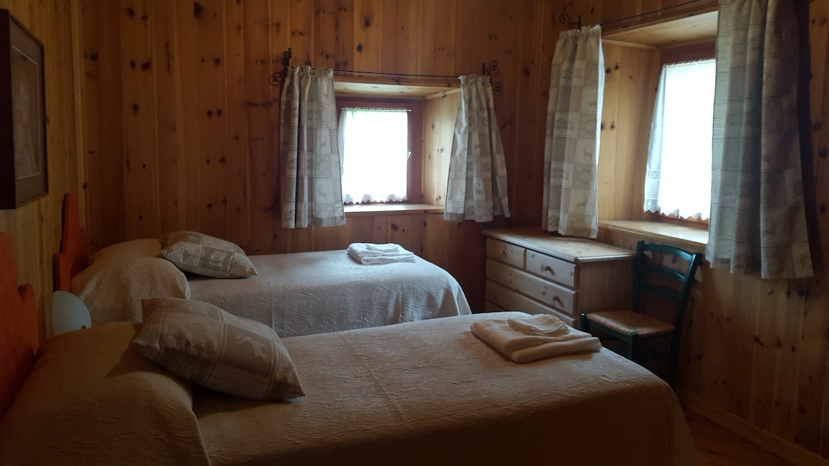 Ნომერი 2 ერთადგილიანი საწოლით 