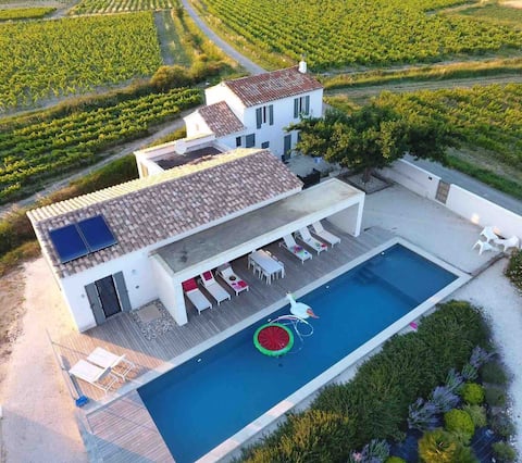 Le Mas du Secheron
17-m heated pool
4 bedrooms, 4 bathrooms