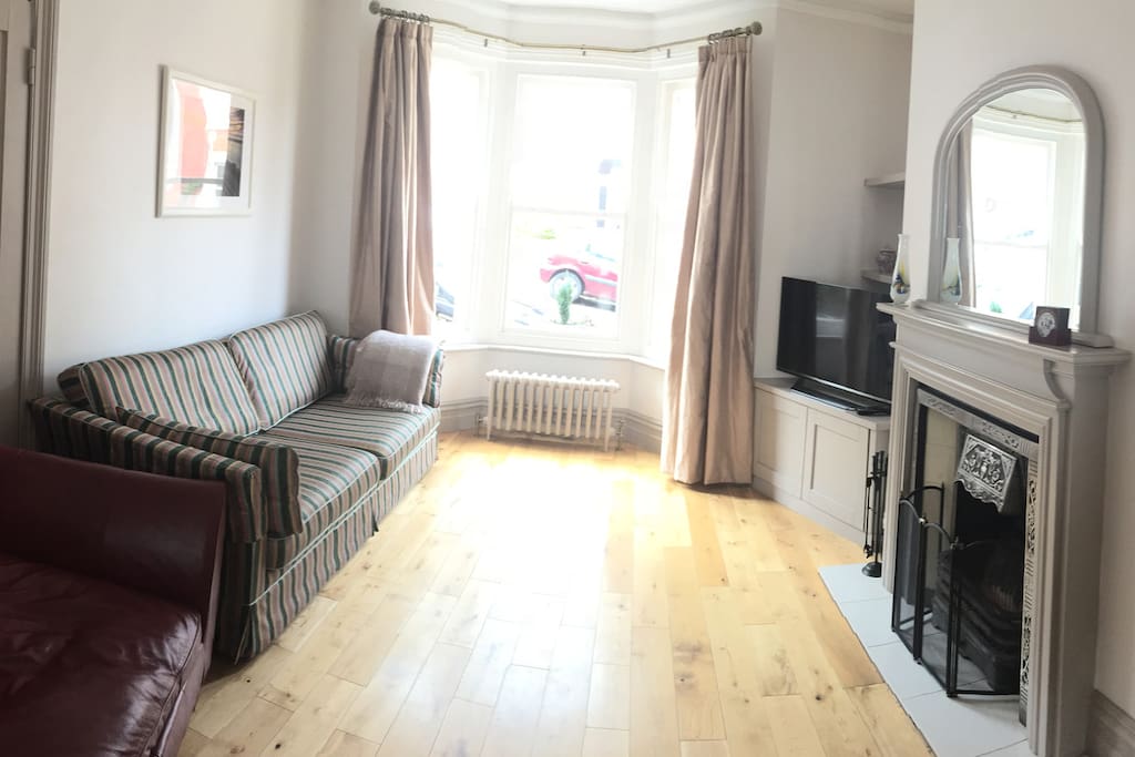 Large sitting room with Smart 4K TV and superfast wifi