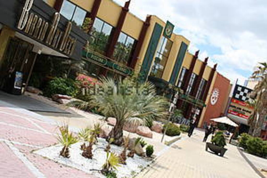 Centro comercial y zona de ocio (Gimnasio, tenis, padel piscina, cars, bolera, restaurantes...) a 100 metros