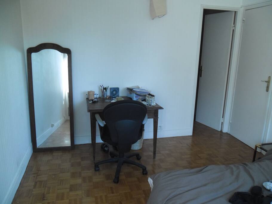 Vous disposerez d'un bureau, et d'un dressing partagé.
Feel free to use the desk. Shared dressing.
