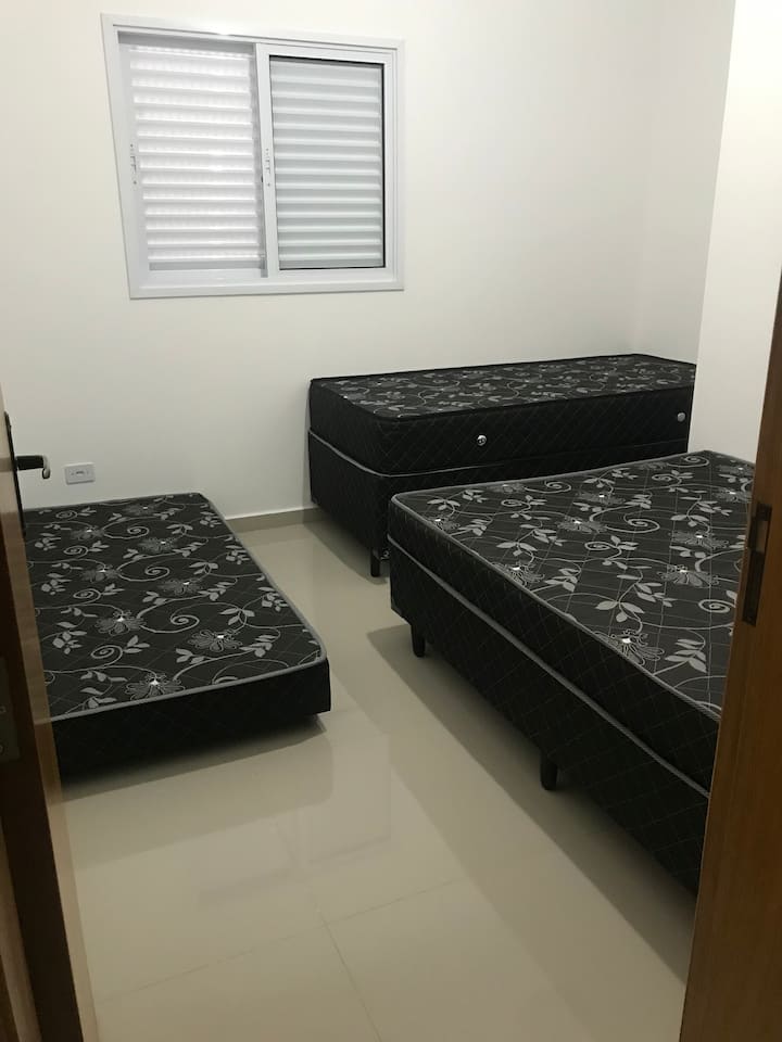 חדר עם מיטה זוגית אחת ושתי מיטות יחיד 