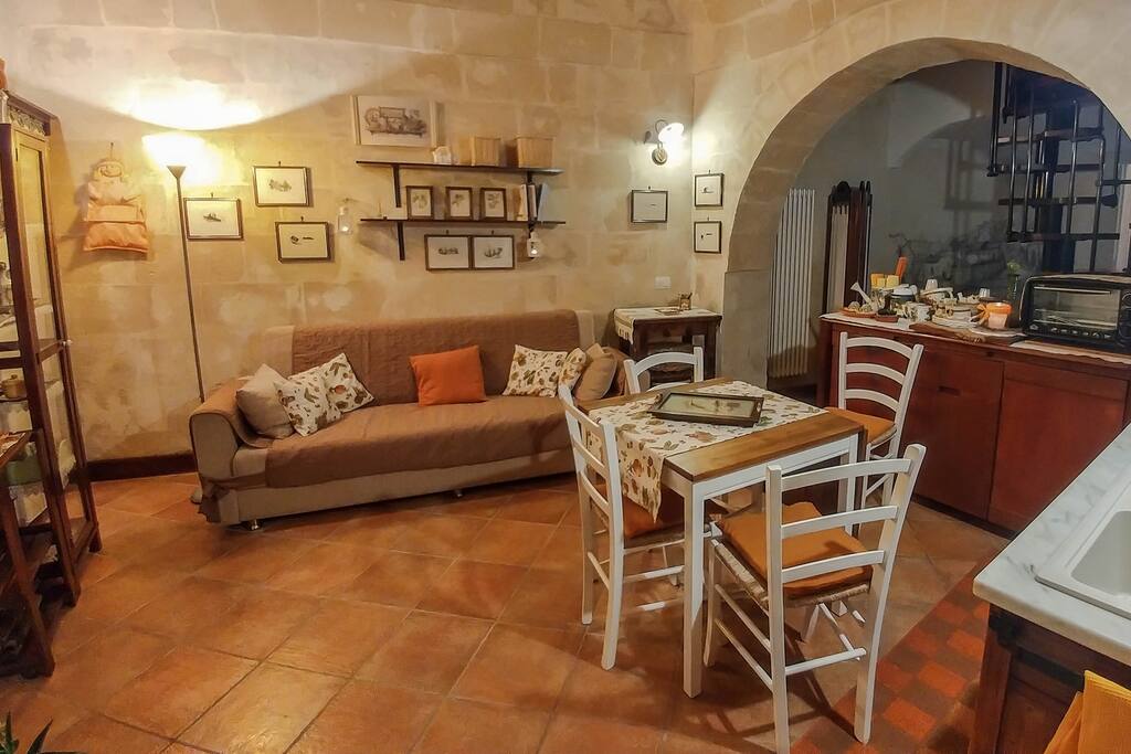 ambiente soggiorno con comodo divano letto