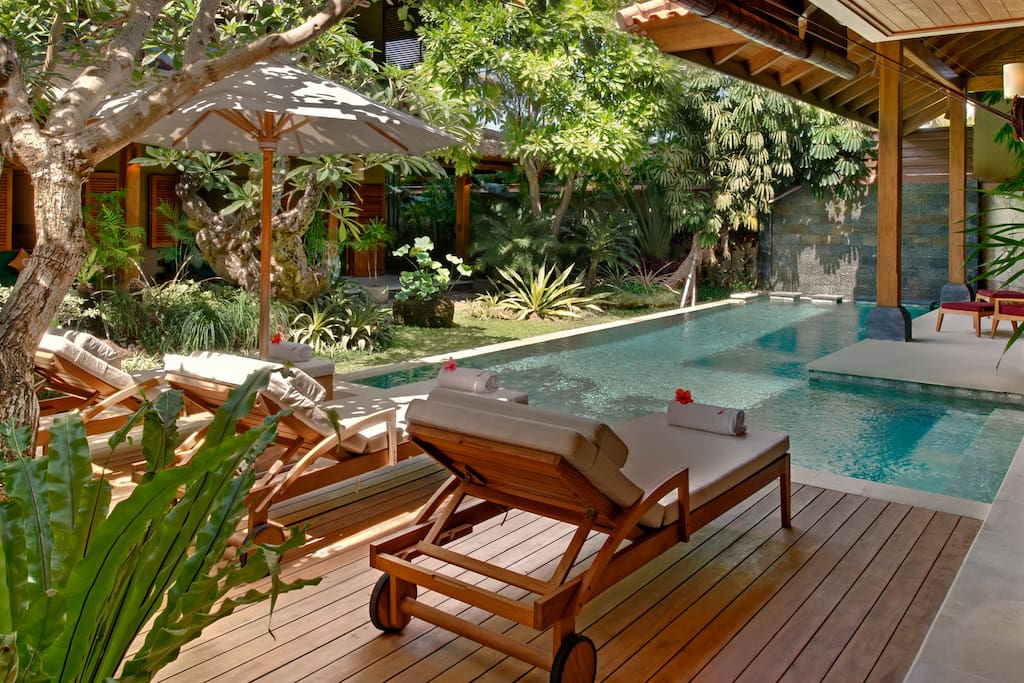Seating pool view