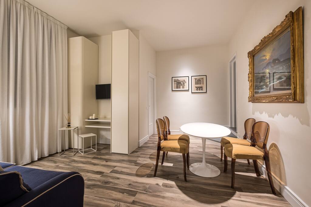 Soggiorno con smartTV e divano letto alla francese.