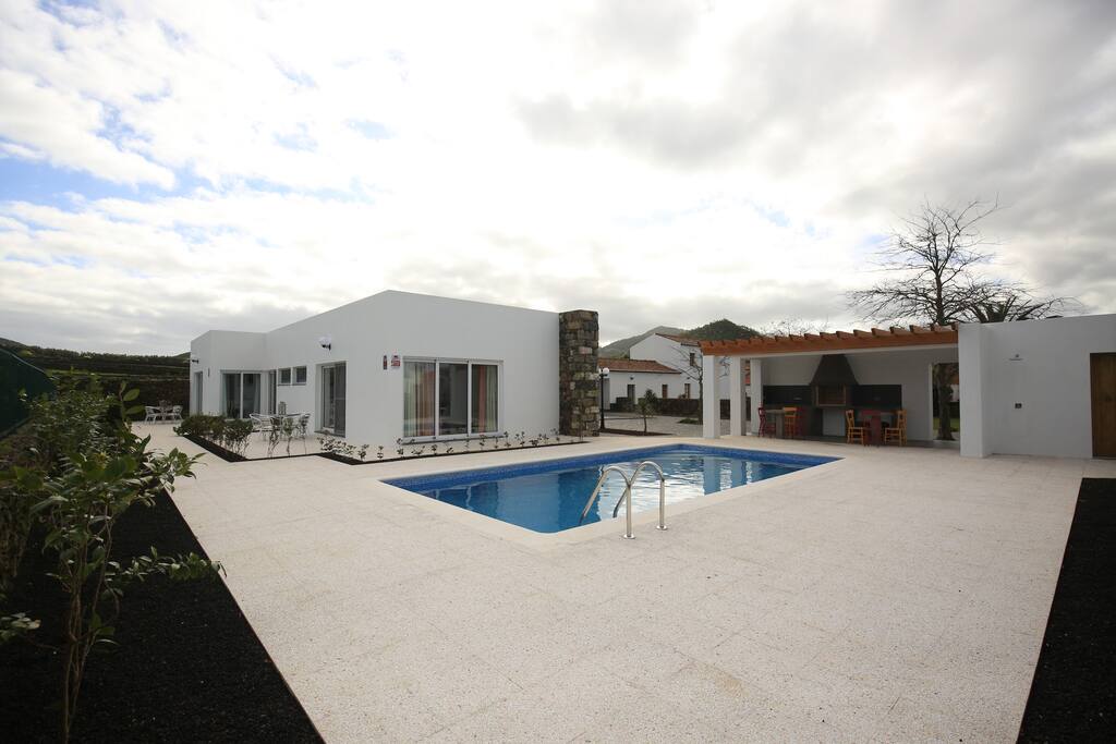 Vista Piscina e Churrasqueira
