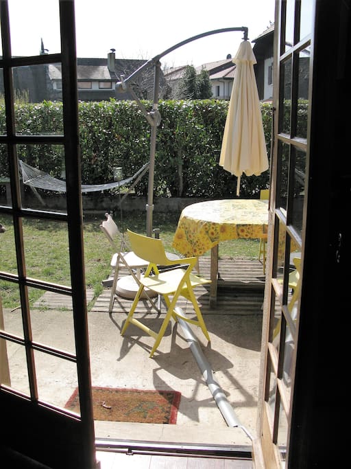 La porte fenêtre dans le salon qui donne sur le jardin.