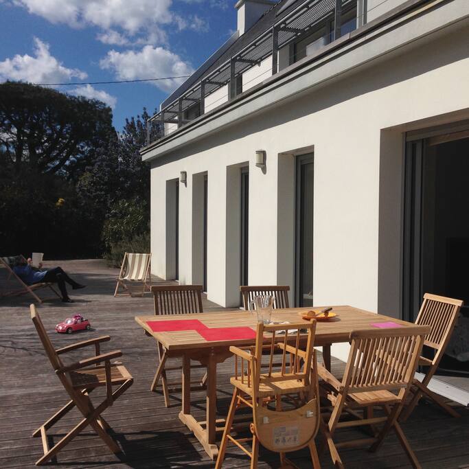 Belle terrasse en teak et equipements de jardin, BBQ, grand parasol