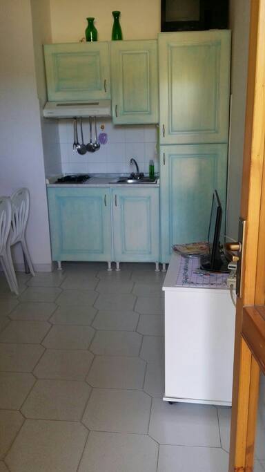 Cucina tv e si intravede le sefie cn tavolo x sei posti a sedere