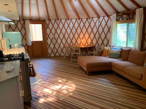 Popular Airbnb listing: Handcrafted Getaway Right by SoCo & Airport in Parker Lane