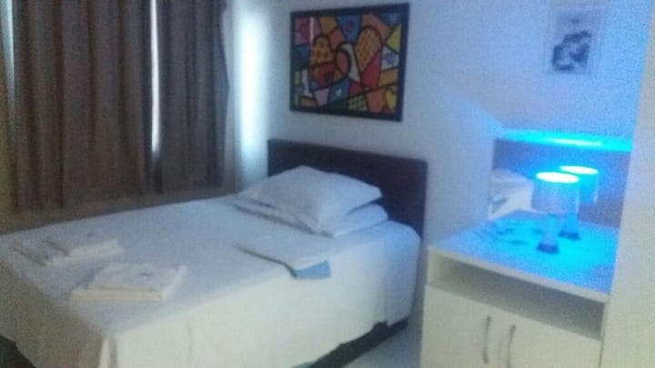 חדר זוגי עם חדר רחצה צמוד ומיזוג אוויר.