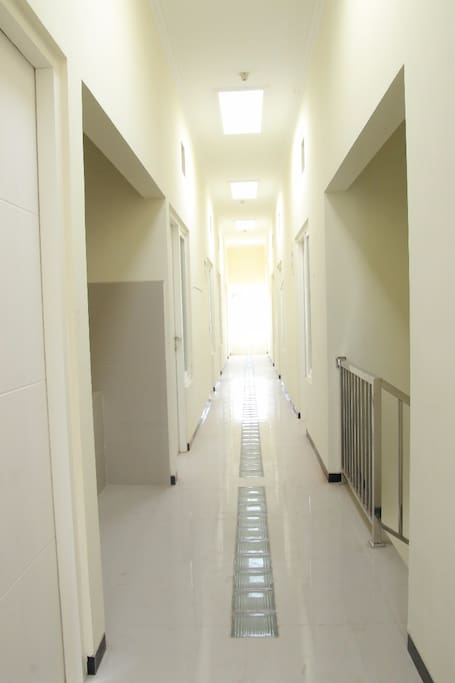 lorong lantai 2 dengan pencahayaan yang maksimal
