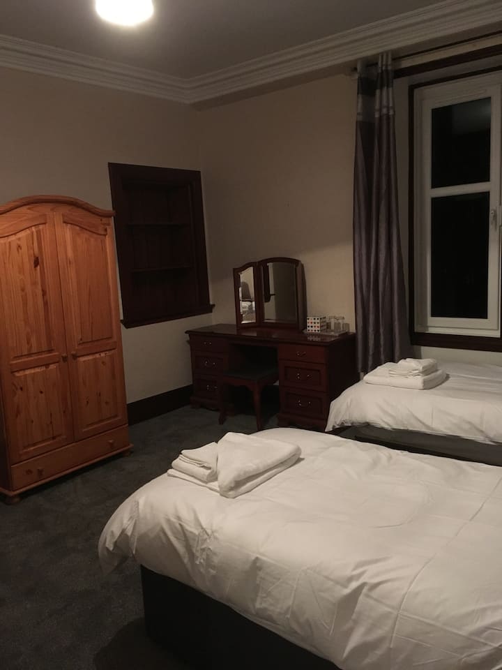 Ორადგილიანი ოთახი (ან დიდი ზომის, მოთხოვნის შემთხვევაში)