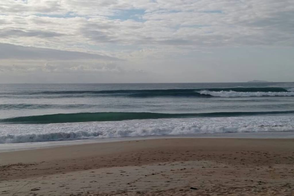 Praia em dia de boas ondas.