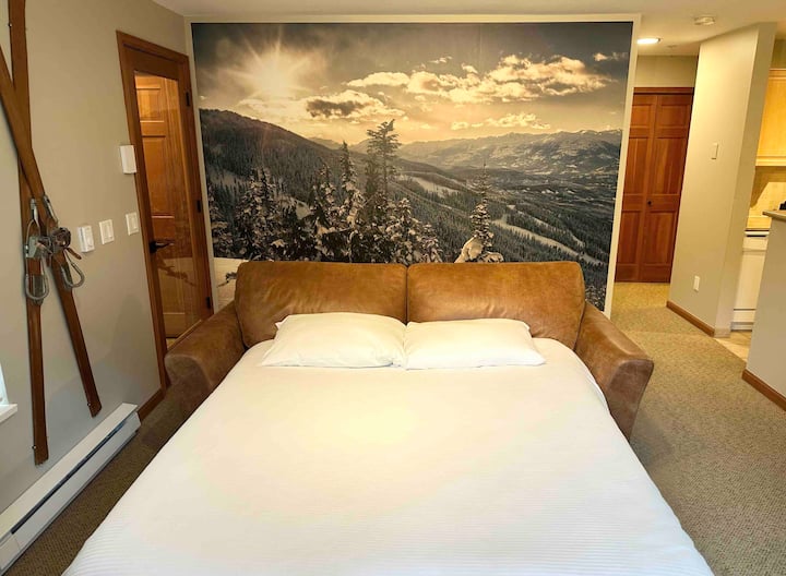 Alpine Hideaway. Private Hot Tub. Steps To Village - Whistler