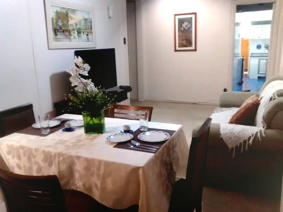 SALA com sofá/mesa de jantar/ TV 46'/ internet WI-FI/ TV á cabo e DVD,