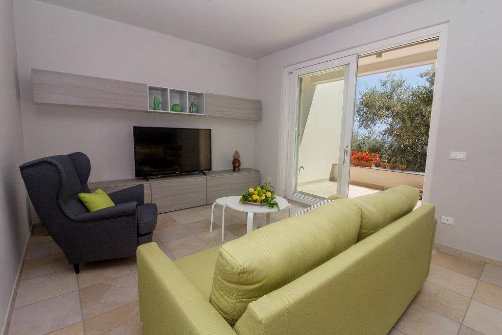 Il soggiorno (divano letto) con porta finestra che dà sul terrazzo.