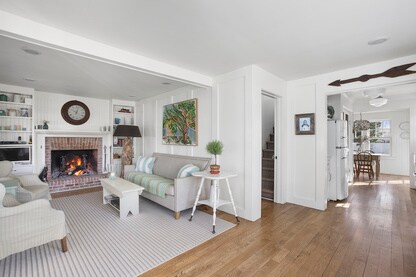 Top performing Airbnb: Storybook Cottage Seconds to East Hampton Village in Long Island