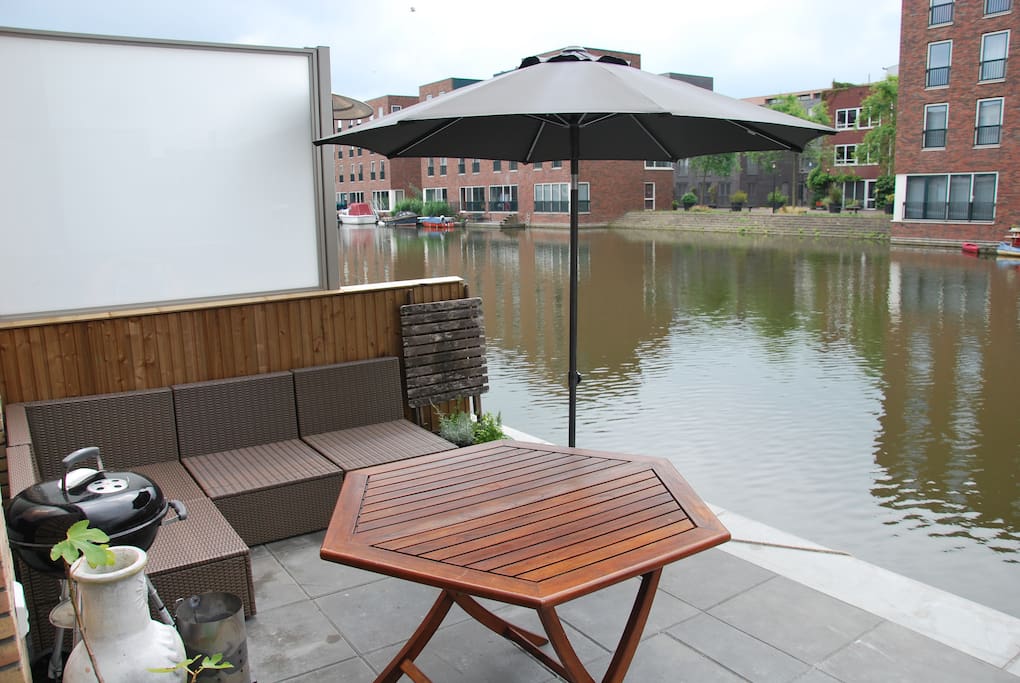 Terras met barbecue en surfplank en zeilbootje om op en in te spelen