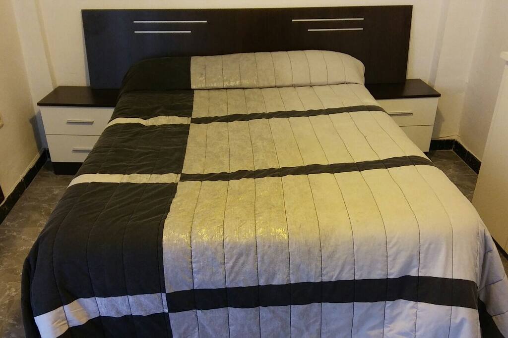 habitacion de matrimonio,con terraza privada,amplia y muy luminosa.
