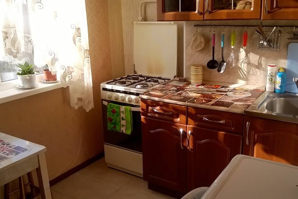 Своя кухня с набором посуды, газовой плитой с духовкой.